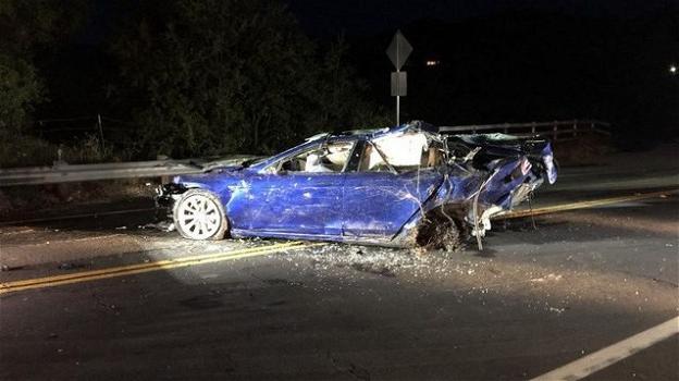 Tesla, nuovo incidente mortale: l’auto finisce in un lago vicino a San Francisco