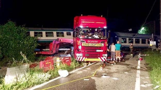 Torino, treno investe camion sui binari e deraglia: due morti