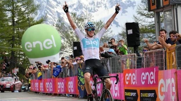 Giro d’Italia, Chris Froome spacca la corsa: fuga, tappa e maglia rosa