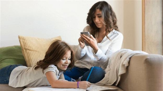 USA: tema di un bambino delle elementari diventa virale: "Odio lo smartphone di mia mamma, ci passa tutto il giorno"
