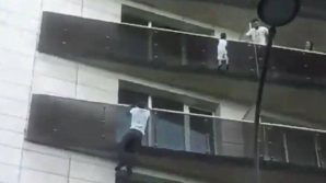 Parigi: scala un palazzo a mani nude per salvare un bambino