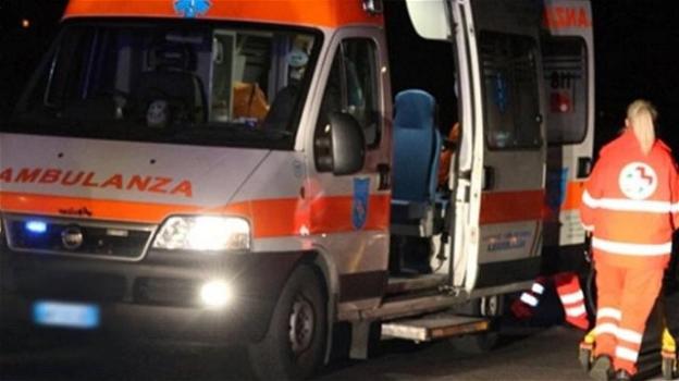Napoli, ragazzo muore in un incidente stradale e gli amici sequestrano un’ambulanza
