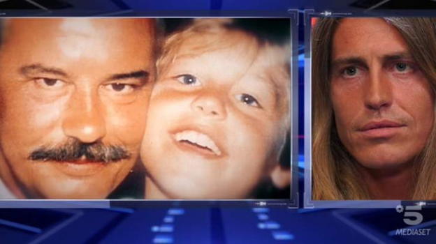 Grande Fratello 15, Alberto Mezzetti in lacrime ricorda il papà perso da piccolo: "E’ il mio primo spettatore"