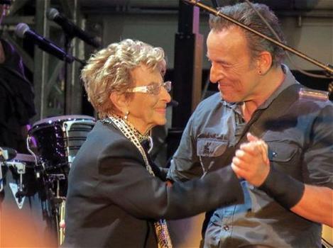 Il ballo di Bruce Springsteen con la mamma 93enne (di origini napoletane) che ha fatto il giro del Mondo