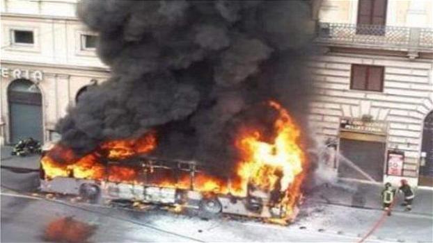 Autobus esplode a Roma, a bordo anche Carmen Di Pietro: “È scoppiato l’inferno, abbiamo visto il fumo e..”