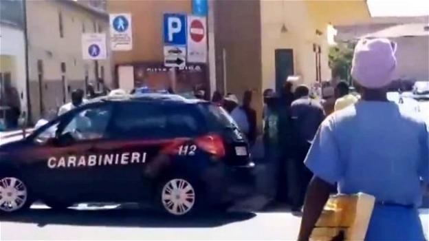 Pisa, carabinieri presi a pugni e bastonati dai venditori abusivi. Il ministro Salvini: "Tolleranza zero"