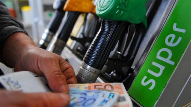 Benzina, il costo va alle stelle e sfonda i 2 euro per litro al Brennero