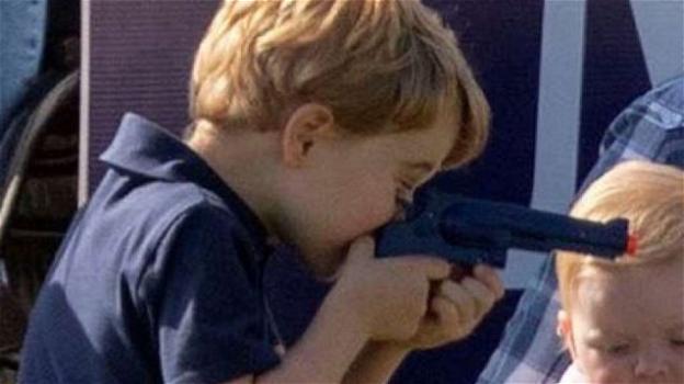 Il principino George accusato di istigazione alla violenza: fotografato mentre impugna una pistola giocattolo