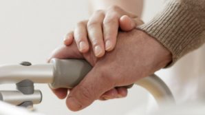 Legge 104: 1900 euro per chi assiste parenti disabili, ecco le novità