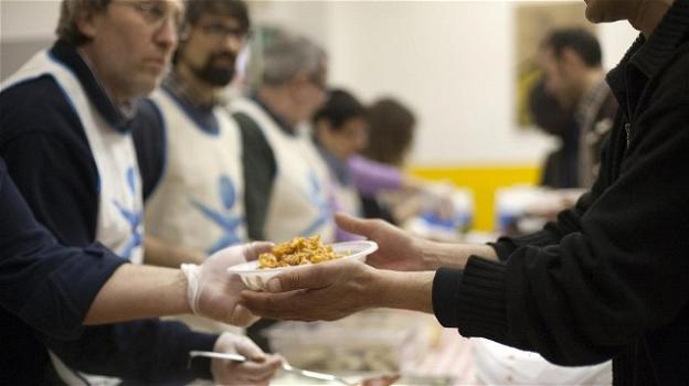 Allarme dalla Coldiretti: 2,7 milioni di italiani ricorrono alla mensa per poveri