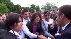Macron sgrida e umilia uno studente: “Chiamami signor Presidente, imbecille!”
