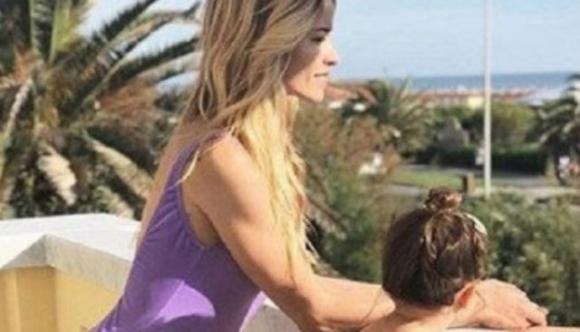 Elena Santarelli insulti pesanti sui social: “Tuo figlio è in ospedale e tu ti diverti?”