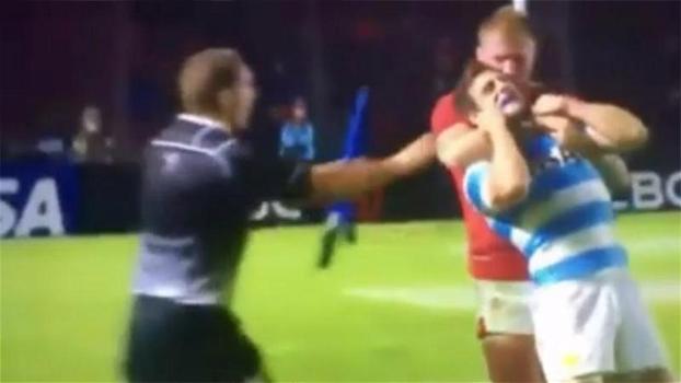 Giocatore di rugby stringe fortissimo l’avversario e si teme il peggio: le immagini da brivido