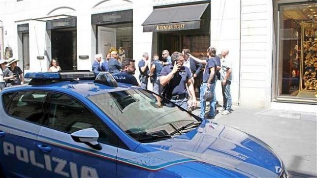 Milano, colpo da un milione di euro in una gioielleria: tre rapinatori fuggono in bici