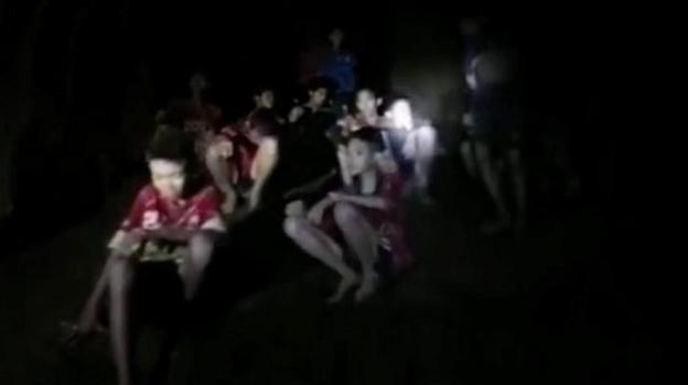 Thailandia, i 12 ragazzi dispersi da nove giorni nella grotta sono vivi: ci vorranno quasi 4 mesi per tirarli fuori