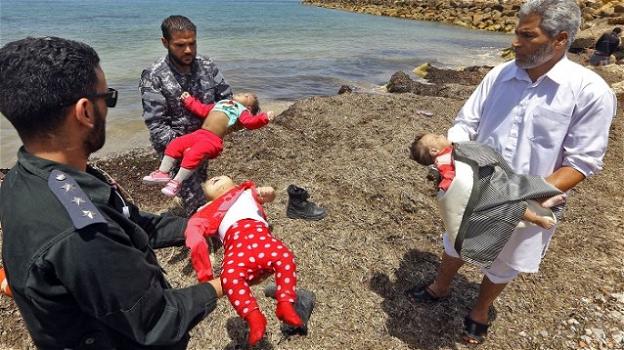 Il fotomontaggio dei tre bambini migranti morti è una bufala complottista