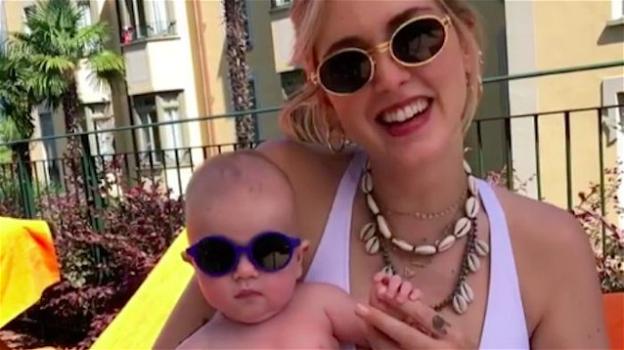 Chiara Ferragni bacchettata pubblicamente dai pediatri: gli occhiali da sole al figlio di 3 mesi