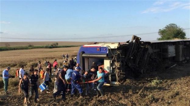 Turchia: un treno deraglia, i morti sono almeno 24