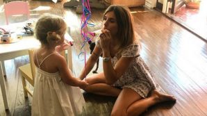 Le mamme pancine coprono di insulti Elisabetta Canalis: “Tua figlia ha dei problemi, non sai insegnarle l’educazione”