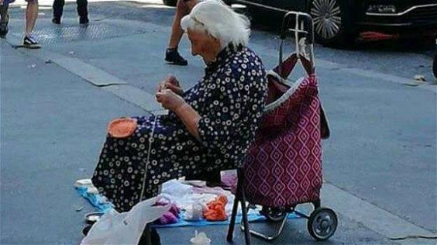 Roma, la storia di Nonna Angela che cuce all’uncinetto per strada