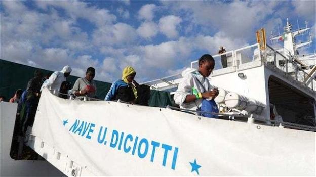 I 67 migranti passeggeri della nave Diciotti sbarcano a Trapani. Salvini: "Sono rammaricato"