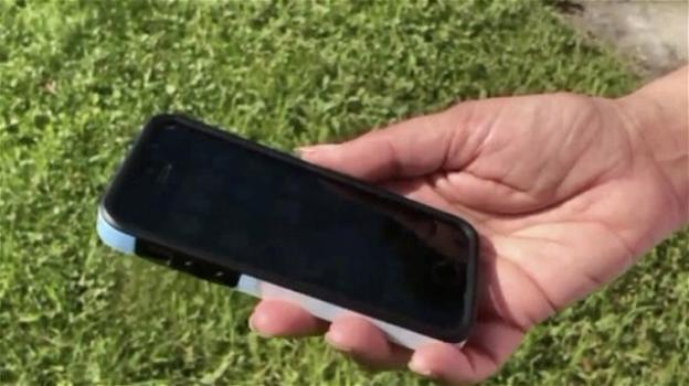 iPhone rimane intatto dopo una caduta di 305 metri da un biplano in volo