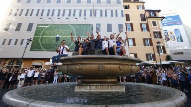 La Francia vince i Mondiali di calcio 2018 e festeggia nella fontana di Campo de’ Fiori a Roma