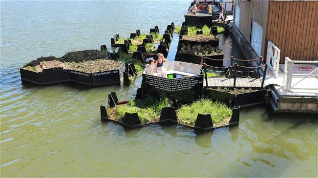Costruita un’isola verde con la plastica del fiume