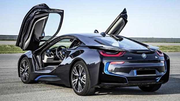 BMW i8 da 150 mila euro. Sfera Ebbasta si consola con una supercar