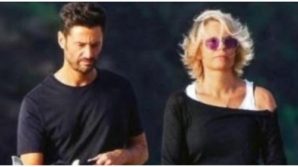 Maria De Filippi mostra in vacanza il suo fisico mozzafiato a 56 anni