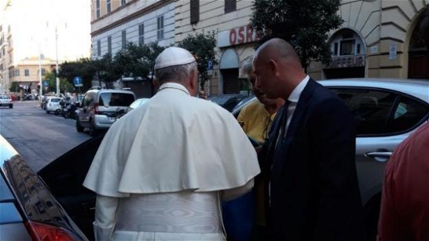 Papa Francesco: visita un’anziana signora che non si può muovere da casa