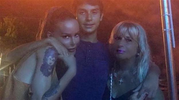 Corona pubblica una foto del figlio con Nina Moric e mamma Gabriella, i social lapidari: "L’unico maturo è il ragazzino"