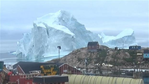 Un gigantesco blocco di ghiaccio si stacca dall’iceberg: l’onda anomala minaccia le case