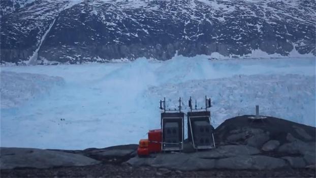Groenlandia, iceberg grande come 60 campi da calcio si stacca dal ghiacciaio: le immagini catastrofiche