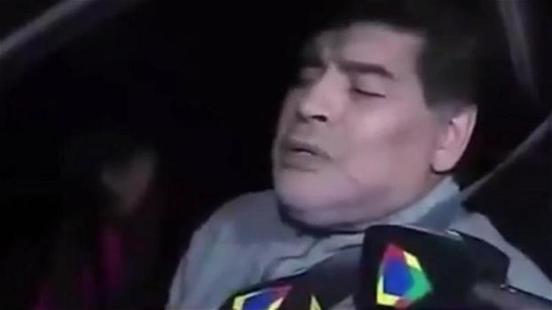 Maradona in condizioni pietose, non riesce nemmeno a parlare: ecco il video imbarazzante