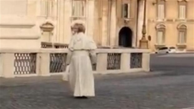 Papa Francesco a passeggio senza scorta: i turisti basiti riprendono la scena