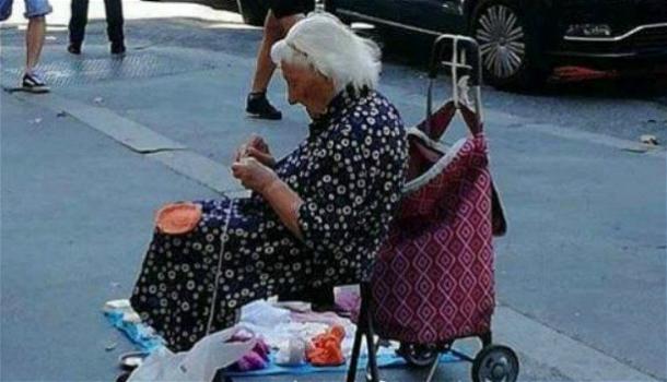 L’anziana che ricama in strada diventa star del web: “Mi piace stare in mezzo alla gente”