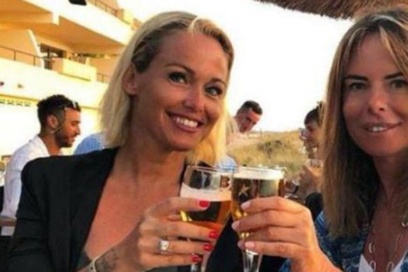 Sonia Bruganelli, moglie di Paolo Bonolis, sbotta: “Gli invidiosi mi insultano, con mia figlia in sedia a rotelle…”