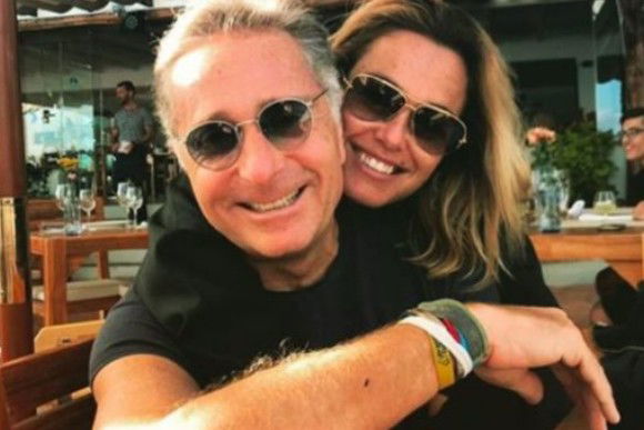Sonia Bruganelli, moglie di Paolo Bonolis, sbotta: “Gli invidiosi mi insultano, con mia figlia in sedia a rotelle…”