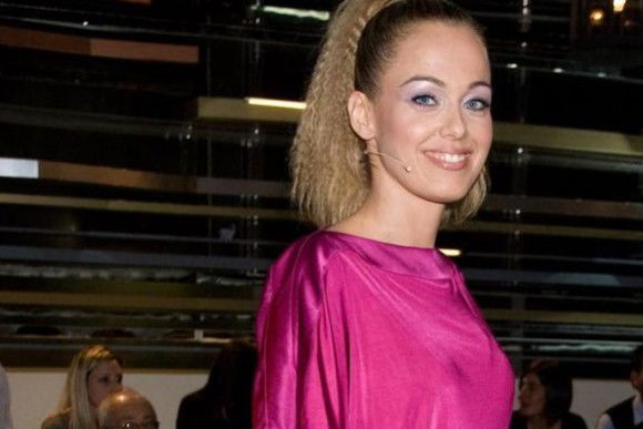 Sonia Bruganelli, moglie di Paolo Bonolis, sbotta: “Gli invidiosi mi insultano, con mia figlia in sedia a rotelle…”