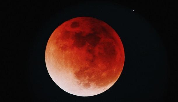 Eclissi totale di Luna venerdì 27 luglio 2018: la più lunga del secolo