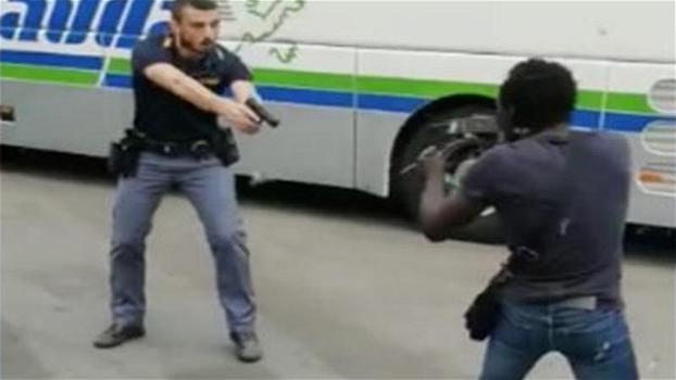 Stazione dei bus a Milano: uomo armato di coltello minaccia i passanti. Il poliziotto lo disarma “in diretta”