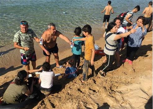 56 migranti sbarcano su una spiaggia calabrese, vengono aiutati e rifocillati dai bagnanti