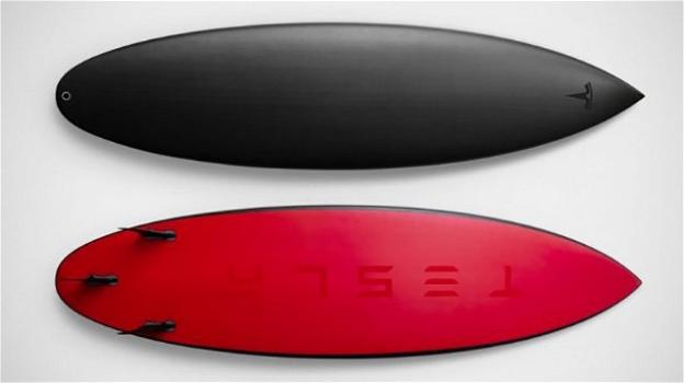 Tesla produce una tavola da surf da 1500 $: il nuovo gadget va a ruba e fa il tutto esaurito in un giorno
