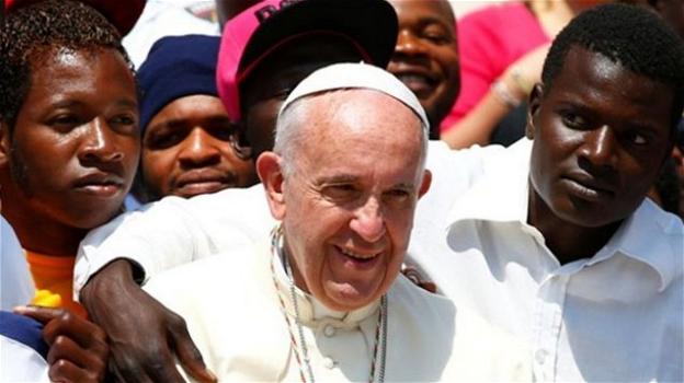 Papa Francesco sempre meno popolare. La difesa dei migranti non gli giova