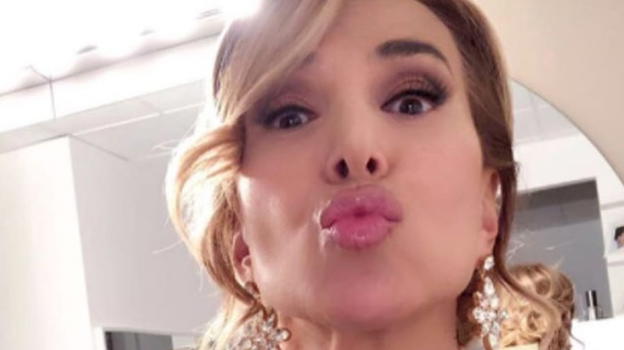 Il profilo Instagram di Barbara D’Urso preso d’assalto, il disprezzo per le pose da ninfetta cresce: "E’ solo ridicola"