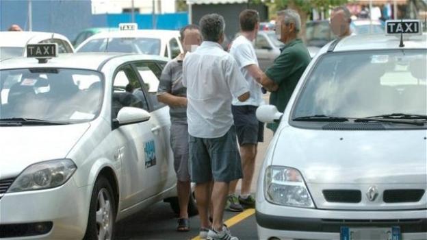 Milano: arrivano le multe per i tassisti che guidano in bermuda