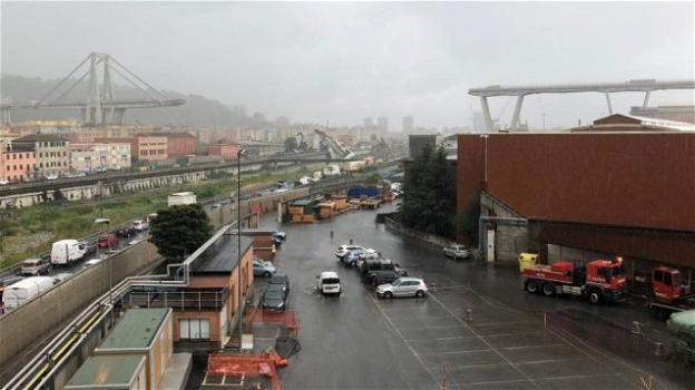 Genova: crolla ponte su Autostrada. Auto sotto le macerie