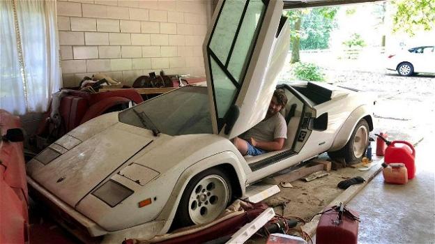 Casa ereditata dal nonno: all’interno del garage una Lamborghini Countach e una Ferrari 308 GTS