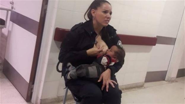 Poliziotta allatta la figlia della madre arrestata. Il gesto fa commuovere il web